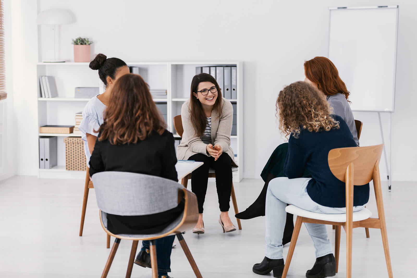 conversation-atelier-de-groupes-jeunes-femmes