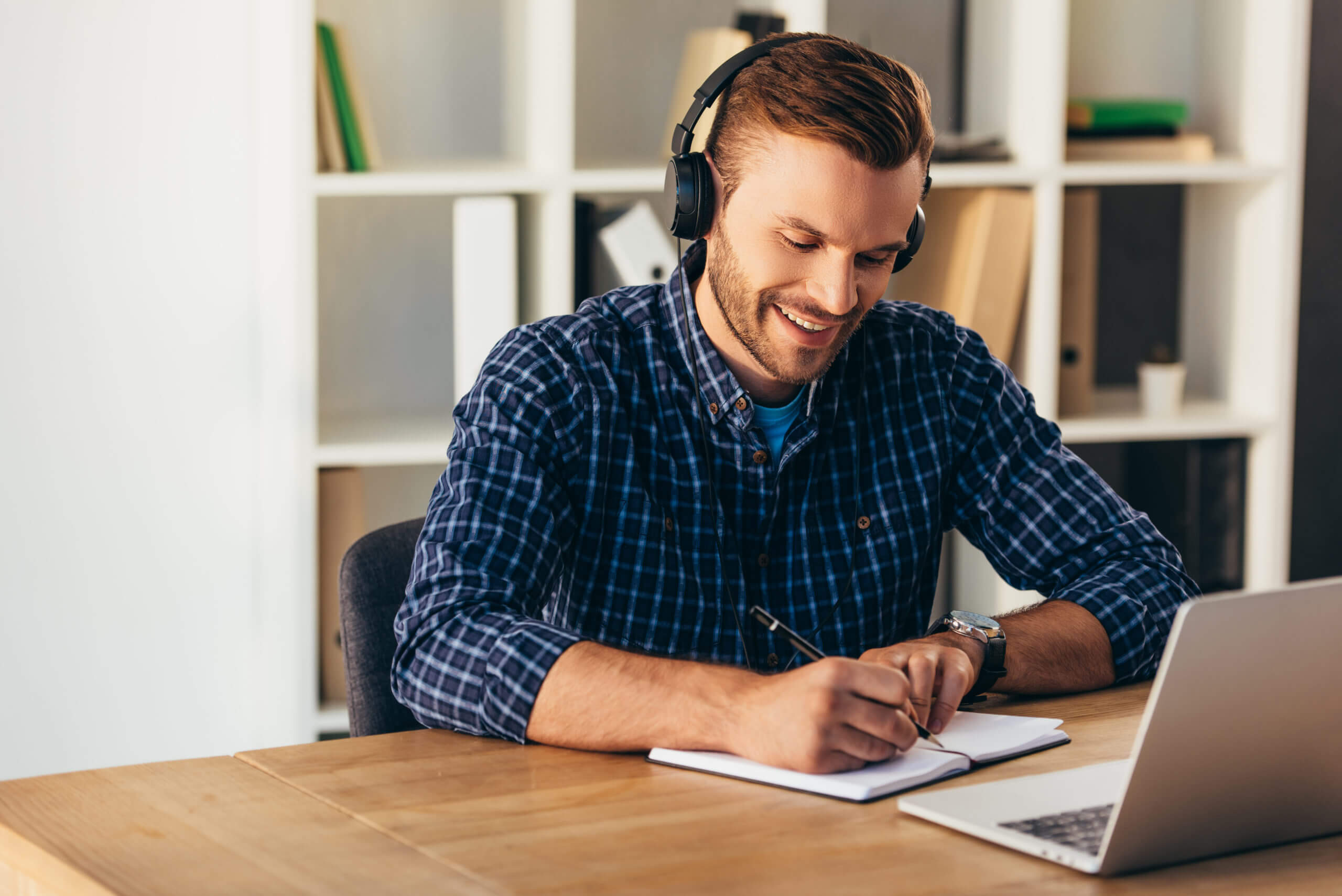 jeune-homme-ecoute-webinaire-sexologie