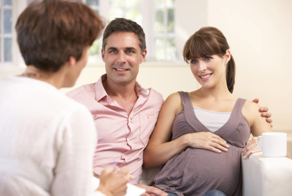 femme-enceinte-couple-parlant-a-une-sage-femme-sexualite