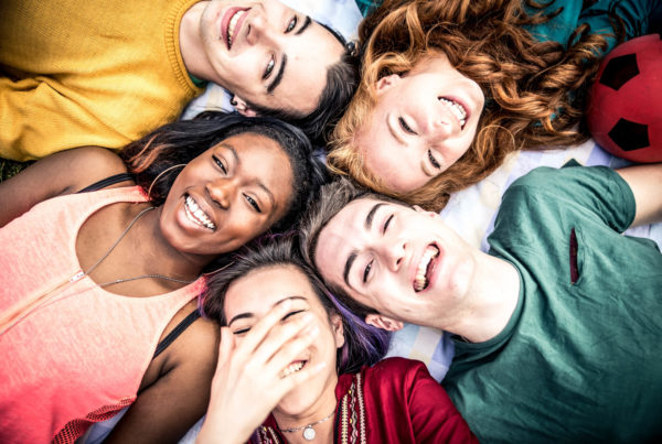 adolescents allonges sourires